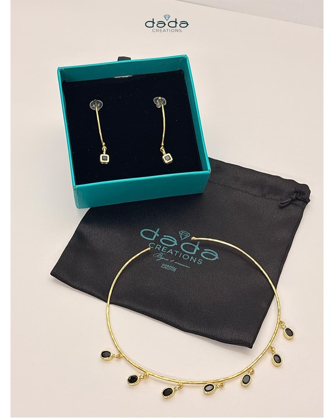 Parure aux accents noirs