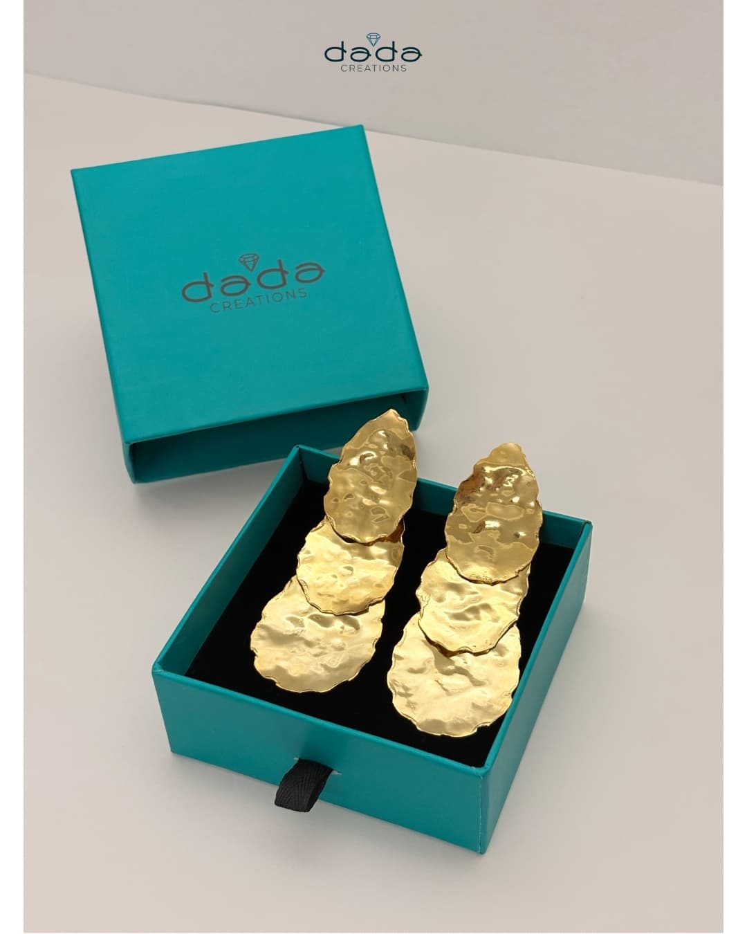 Boucles aux formes dorées