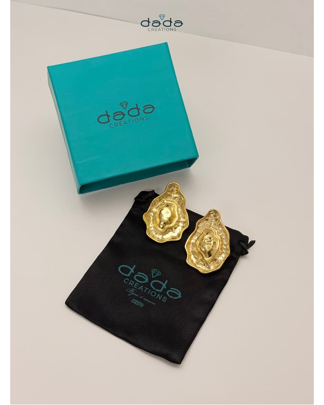 Boucles sculpturales dorées