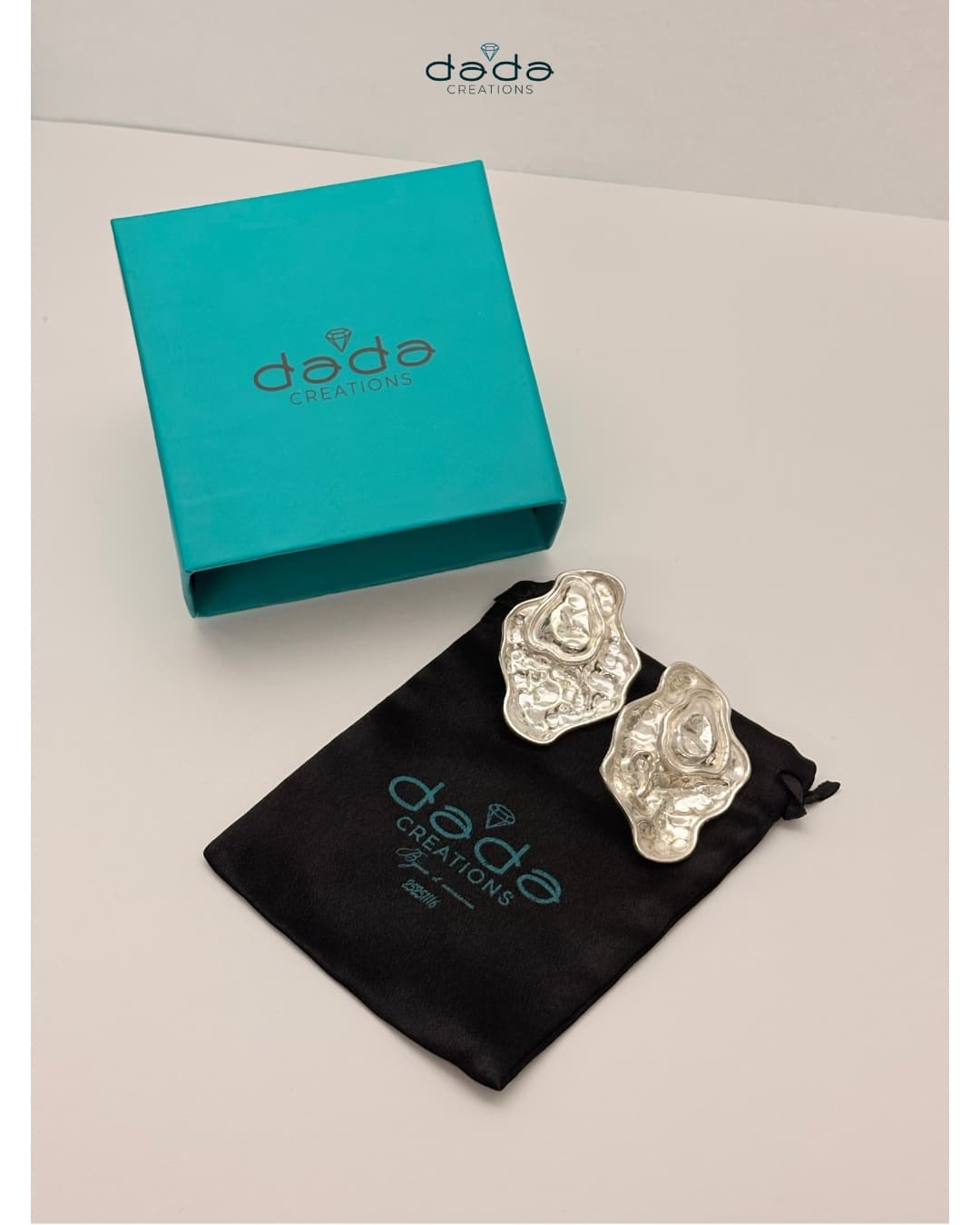 Boucles sculpturales argentées